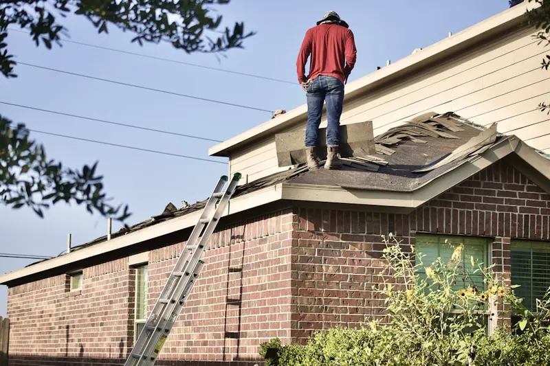 Professional roofer working on a residential roof in German
